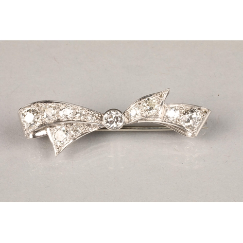 60 - Diamond bar brooch in the form of a bow, with a centre 0.2 carat diamond, length 43mm