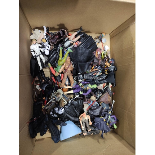 91 - Star Wars - Box of predominantly modern Star Wars action figures including Jar Jar Binks, a 1977 Han... 