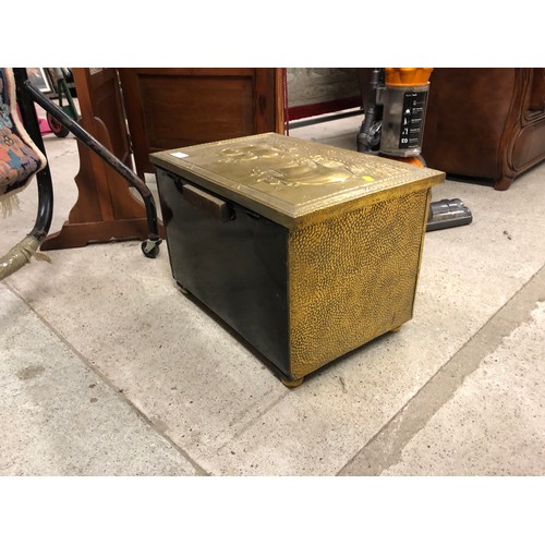 642 - Brass coal box and copper and brass hunting horn