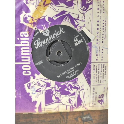 542 - Collection of singles to include Elvis Presley Hound Dog on purple and gold HMV 45-POP-249, Heartbre... 