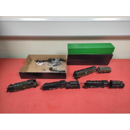 Collection of 00 gauge model locomotives comprising of a Triang BR ...