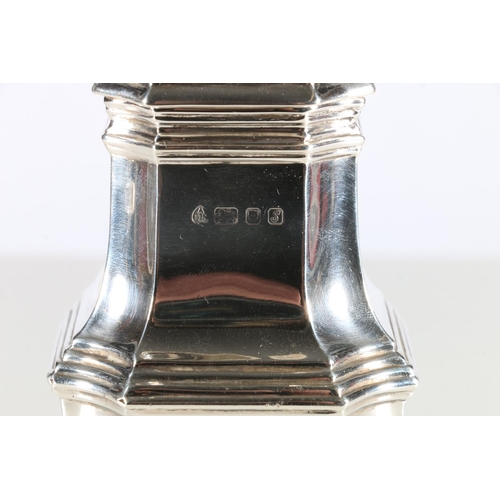 100 - Sterling silver sugar caster on stepped base, A Haviland-Nye, London, 1973, 222g.