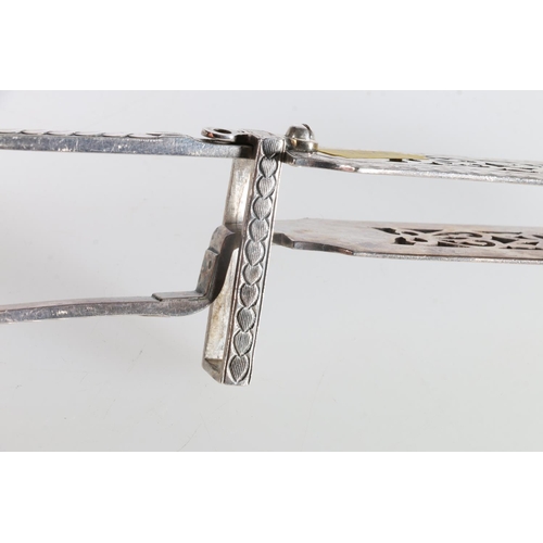 101 - Pair of Victorian sterling silver asparagus tongs, Chauner & Co., London, 1882, 212g.