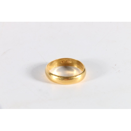 158 - European gold wedding band, 7.3g.