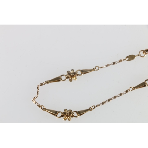 83 - 9ct gold fancy link Daisy bracelet, 4.2g.