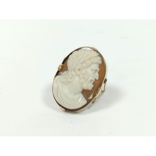 64 - Sardonyx cameo ring with oval portrait of an emperor, beaded with laurel wreath, approx. 33mm x 23mm... 