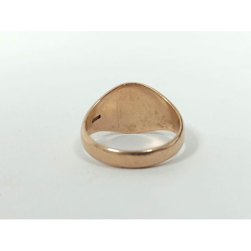 139 - 9ct gold signet ring, monogrammed, 8.5g, size 'T'.