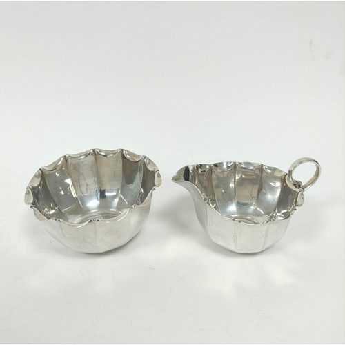 181 - Silver milk jug and sugar bowl with waved edges, by Deakin & Sons, Sheffield 1900, 146g / 4&frac... 