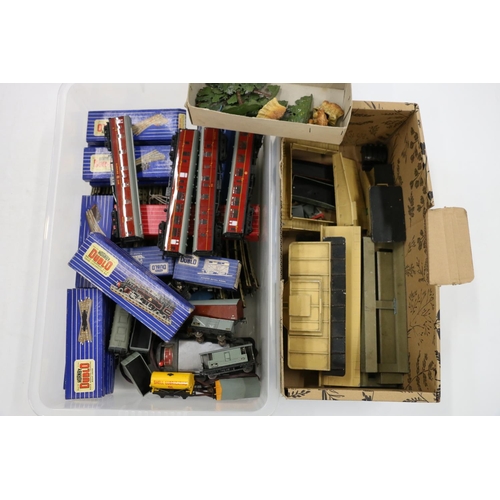 82 - Hornby Dublo model railways to include EDL18 2-6-4 standard class tank locomotive boxed, 32067 20 To... 