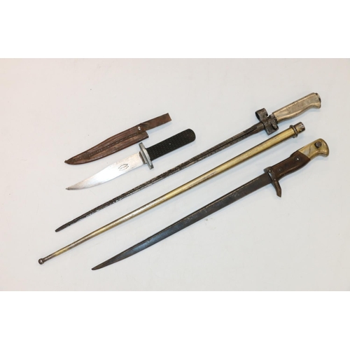 872 - French 1886 pattern sword bayonet with scabbard, a French model 1874 bayonet, and a bowie type knife... 