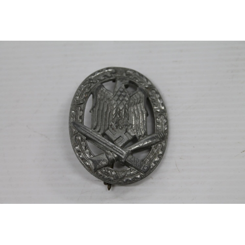 888 - WWII Nazi German Third Reich alloy Waffen Assault badge, a Luftwaffe General Luftzeugmeister br... 