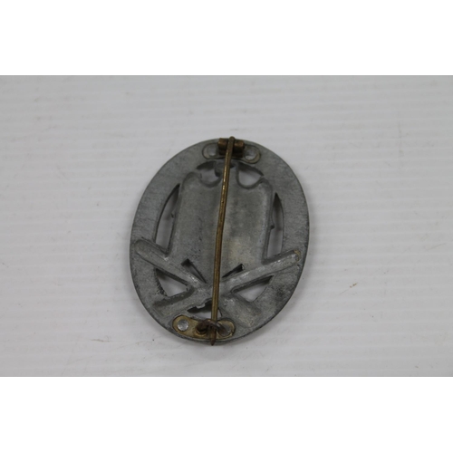 888 - WWII Nazi German Third Reich alloy Waffen Assault badge, a Luftwaffe General Luftzeugmeister br... 