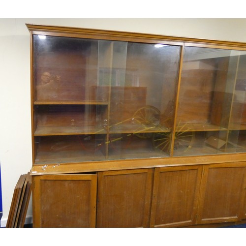 419A - Exceptionally large mid 20th century modernist library bookcase, the bookshelves with four sliding g... 