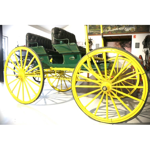 409 - Horse drawn carriage - AMERICAN 'SIAMESE' PHAETON, perhaps assembled in England. In yellow/green wit... 