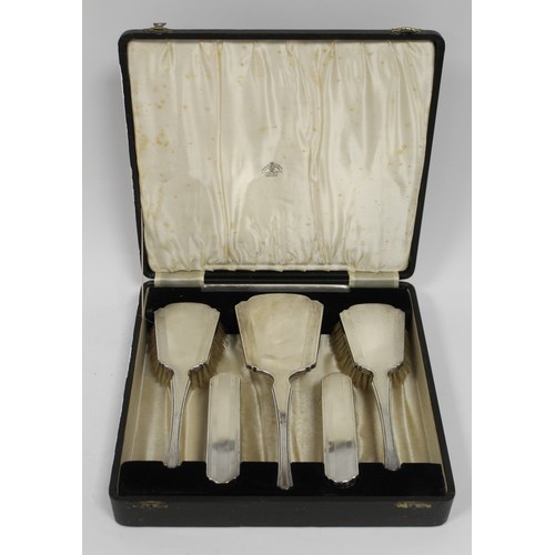 168 - Five-piece silver dressing table set of Art Deco style, engine turned, 1939, cased.