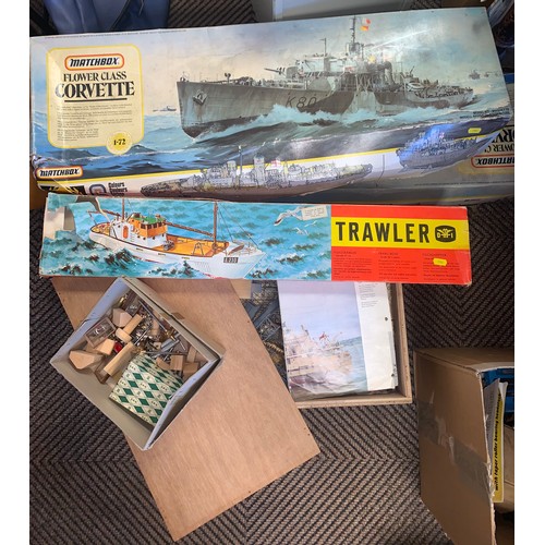 512 - 3 boxes of ass model boats