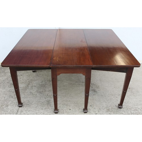 389 - Good 19th century mahogany drop flap gateleg dining table, the tapered legs with carved gothic latti... 