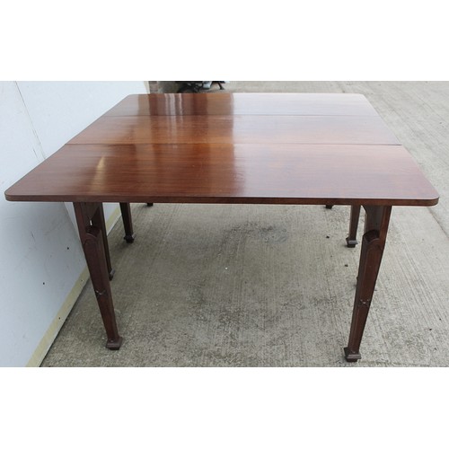 389 - Good 19th century mahogany drop flap gateleg dining table, the tapered legs with carved gothic latti... 