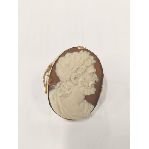 64 - Sardonyx cameo ring with oval portrait of an emperor, beaded with laurel wreath, approx. 33mm x 23mm... 