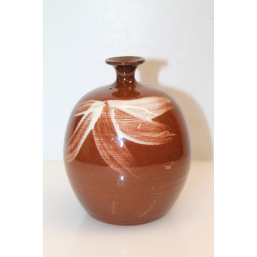 100 - Studio Pottery squat vase, indistinctly signed, 13cm.