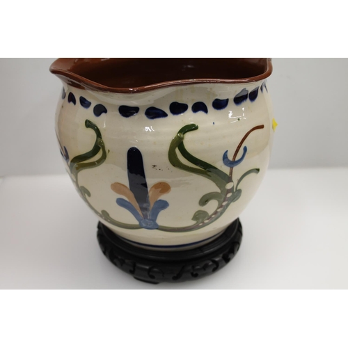 100F - Motto ware or Torquay ware jardiniere on stand, 23cm.