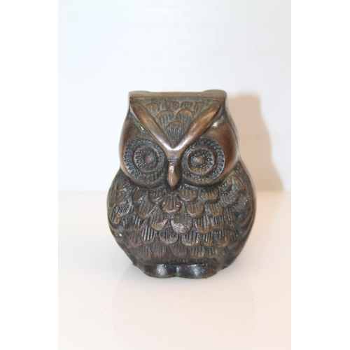 28 - Cast metal model of an owl, 10cm.