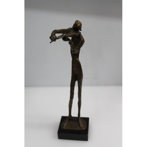 32 - Bronzed sculpture of a violinist mounted on plinth base, 39cm.