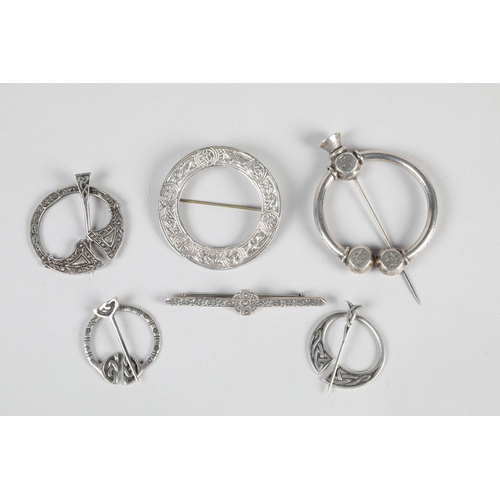 123 - Celtic design silver brooch; Victorian Scottish penacular brooch & three other brooches and kilt... 