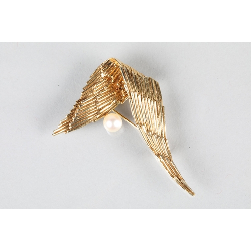 61 - 9 carat yellow gold modernist brooch; set withy pearl; 8.4g gross weight