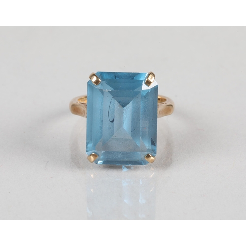 73 - 9 carat yellow gold Aquamarine set ring; ring size J; 5.4g gross weight