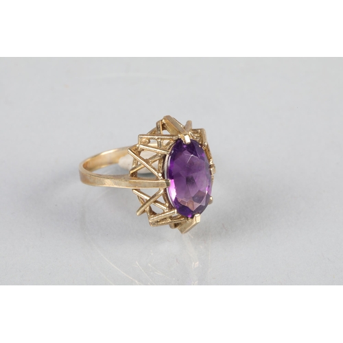 81 - 9 carat yellow gold Amethyst set ring; ring size K; 3.3g gross weight