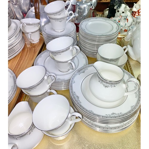 367 - Quantity of Royal Doulton ' York' dinner and tea ware (2 trays)