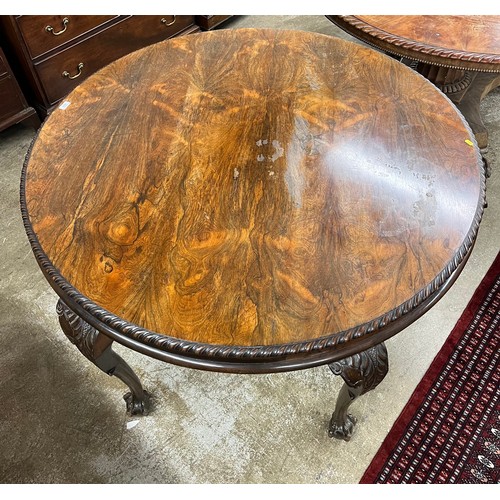 559 - Circular Rosewood dining table on carved cabriole supports 134 cm diameter