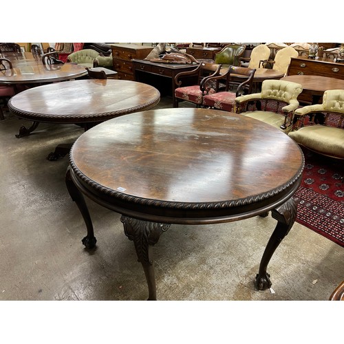 559 - Circular Rosewood dining table on carved cabriole supports 134 cm diameter