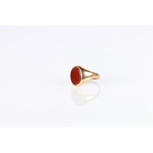 590 - 9k gold signet ring, London 1961, size K, 3.4g.