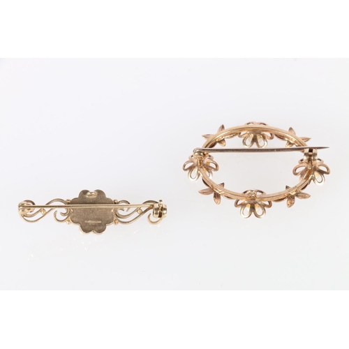 598 - 9k gold circular brooch with 4 pearls and foliate decoration, and a 9k gold bar brooch with pearl cl... 