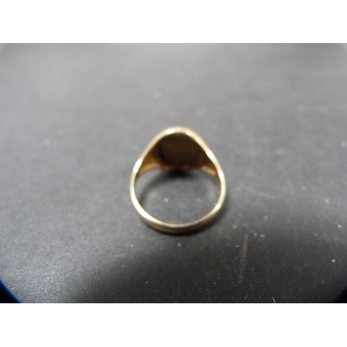 49 - 9ct gold and agate-style gent's ring, 3.1g gross.