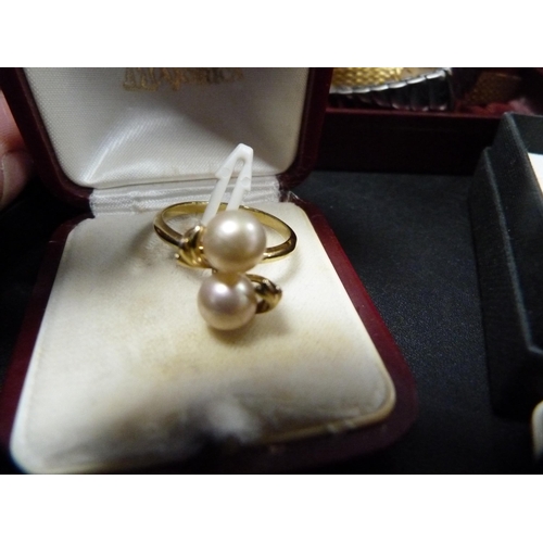 60 - Quantity of costume and other jewellery to include pendants, earrings, chains etc.