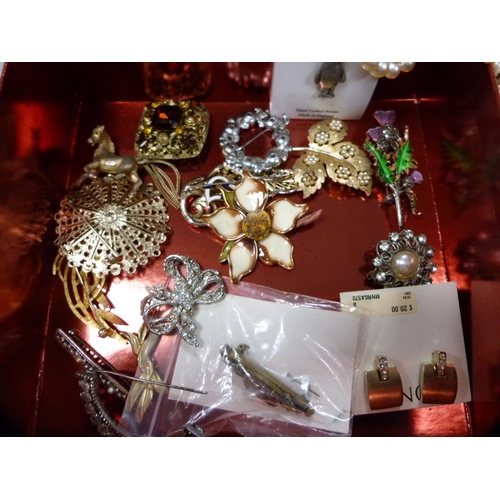 62 - Three small boxes containing costume and decorative jewellery to include pendants, rings, earrings, ... 