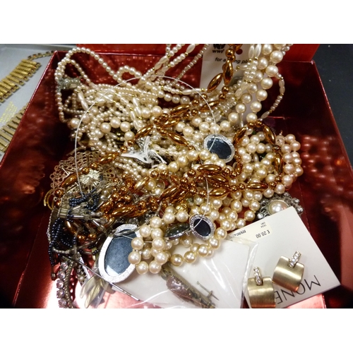 62 - Three small boxes containing costume and decorative jewellery to include pendants, rings, earrings, ... 