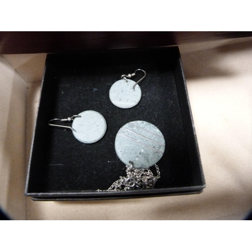 64A - Jewellery box containing a small 9ct gold cross pendant, costume jewellery, Sekonda wristwatch, bead... 