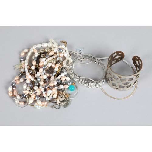 92 - Assorted costume jewellery&nbsp;