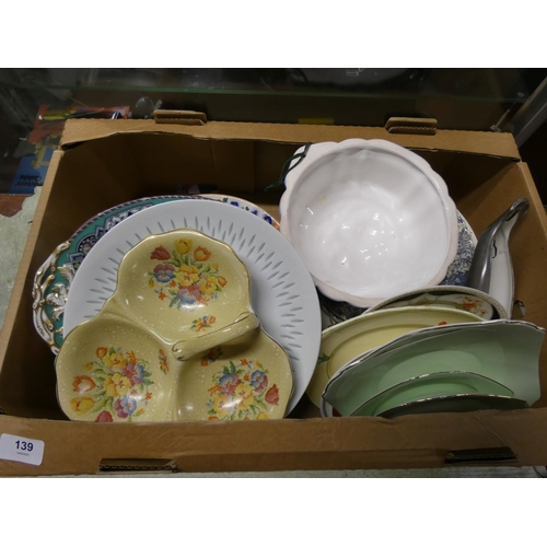 139 - Box of various items of dinner ware.