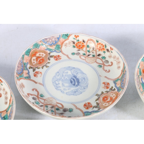 391 - Set of six Japanese Imari decorated dishes with floral decoration, 16cm diameter.