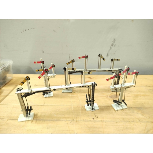 67 - Lot including Graham Farish OO gauge 'Formoway Points' track, a selection of locomotive wheels and s... 