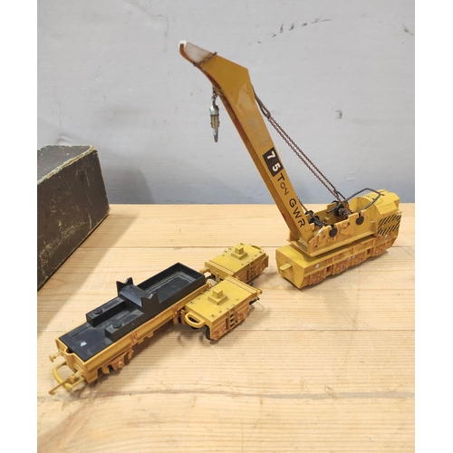 68 - Lot including 12 volt DC GP5 Locomotive and tender and a Hornby GWR 75 ton crane. (2).