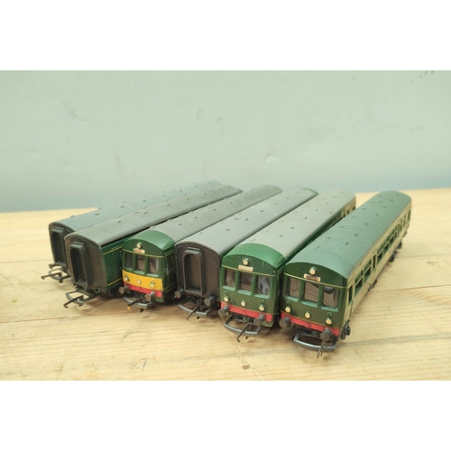 81 - Collection of Tri-ang engines and carriages including five R157/158 locomotives and a dinning car R3... 