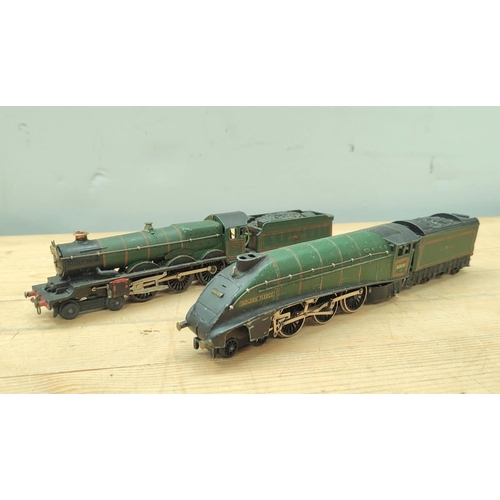 84 - Two OO gauge Hornby Dublo locomotives including 4-6-0 Bristol Castle Type EDL2 20 7013 and A4 4-6-2 ... 