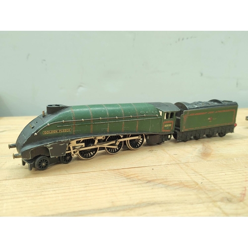 84 - Two OO gauge Hornby Dublo locomotives including 4-6-0 Bristol Castle Type EDL2 20 7013 and A4 4-6-2 ... 