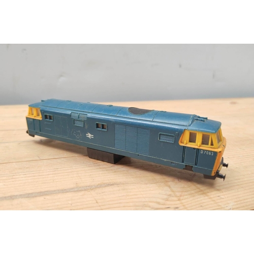 88 - Box of model railway carriage components with makes including Tri-ang, Hornby, etc. 